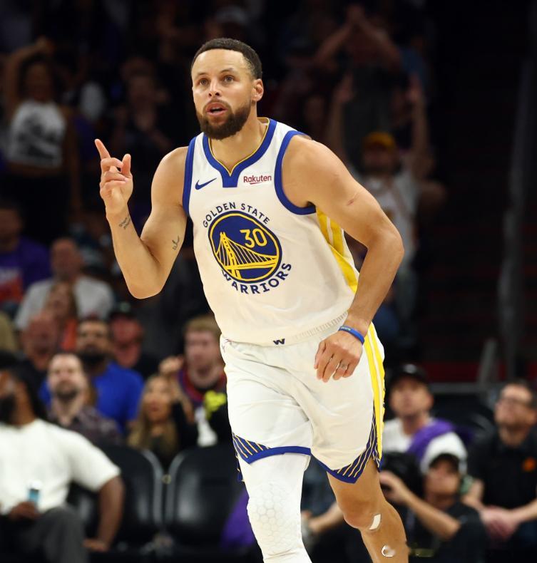 据懒熊体育报道，有至少4个运动品牌参与了勇士球星斯蒂芬·库里球鞋合作的竞标，谈判