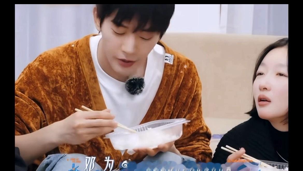 周冬雨花少喊邓为从弟弟改口叫哥 花少这段互动好戳人，邓为细心靠谱，周冬雨从叫弟弟