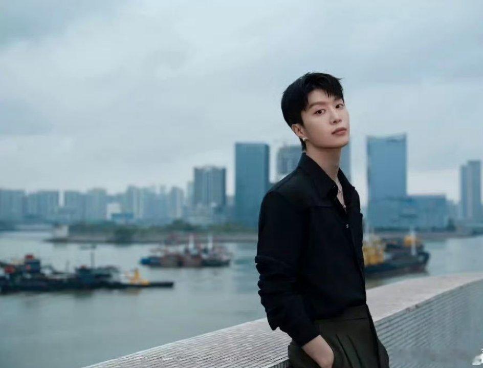 范丞丞一点不含糊面对直播间恶意刷屏谩骂，范丞丞直接回怼不隐忍，这份坦荡真实戳中很