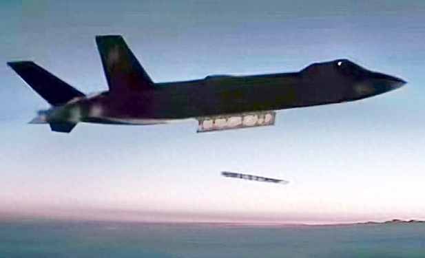 哟！【歼-20发射“小飞棍”军事武器装备 导弹疑为新型“霹雳-16”，可猎杀30