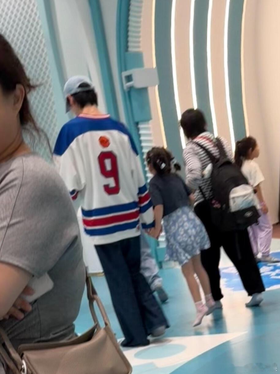 郭碧婷向佐女儿5岁身高郭碧婷向佐女儿长这么大了 女儿好可爱 
