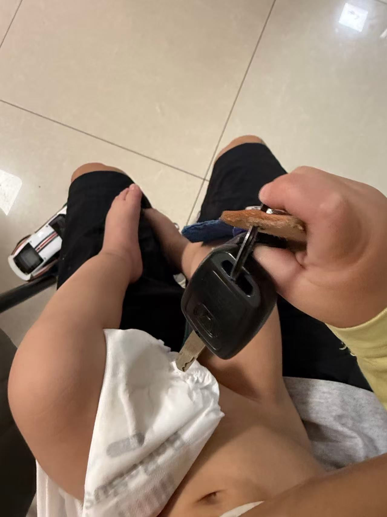 刚穿一半纸尿裤 尿了 给他老父亲裤子都搞湿了 北京