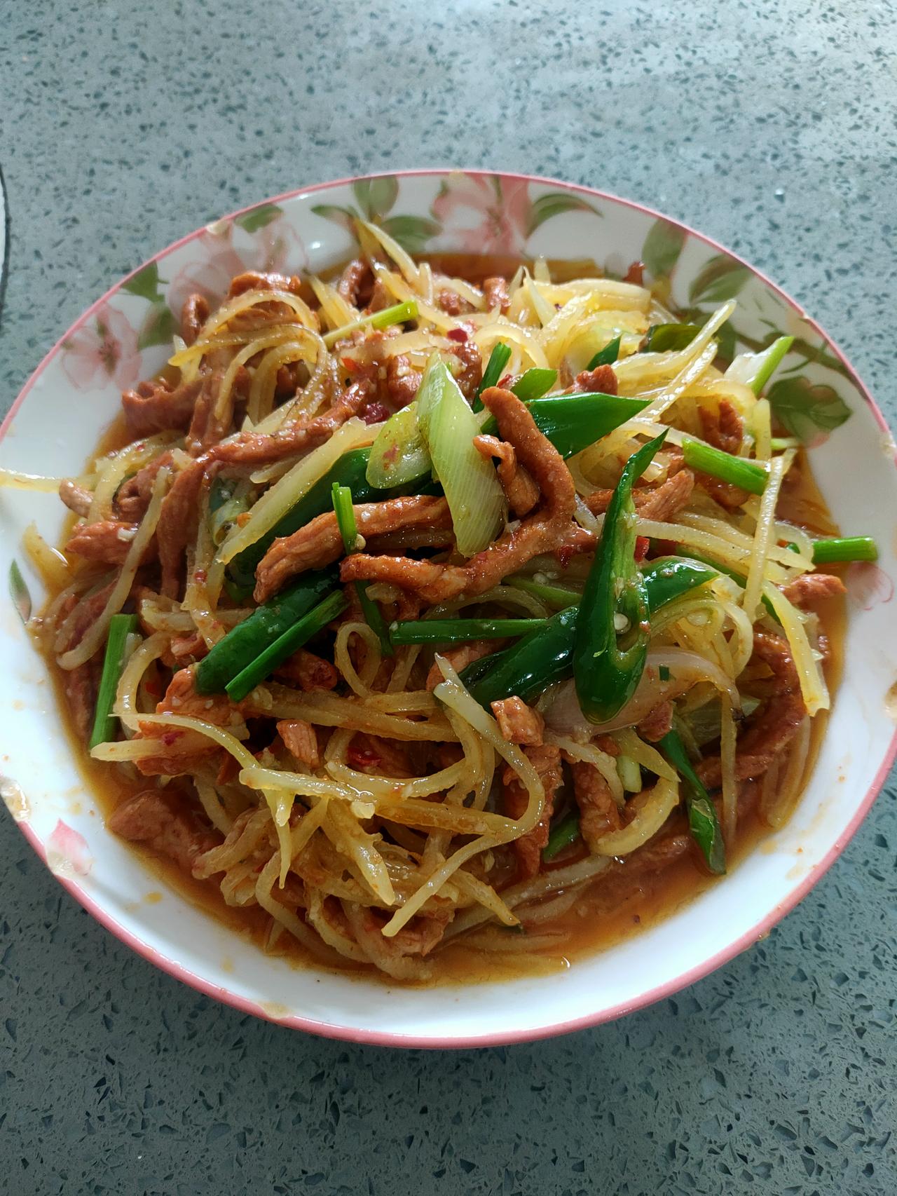 土豆丝炒肉。看起来还不错哦