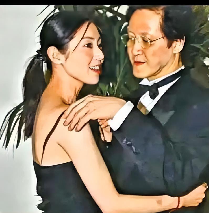 1998年，24岁的张玉珊经人介绍，在向华胜的私人饭局上与这位比她大24岁的影坛