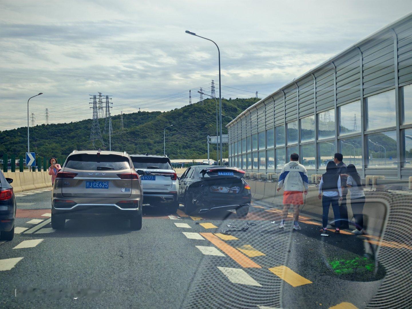抢行抢成这样[流汗]话说咱们发生交通事故，好像真没穿反光背心的习惯 ​​​