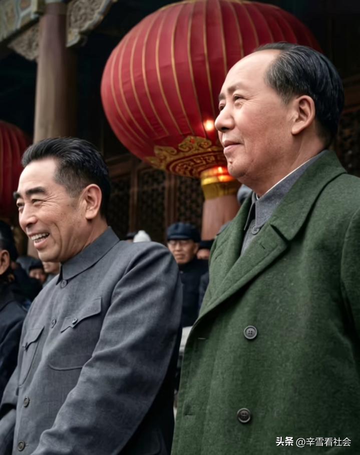 上世纪六十年代，敬爱的周总理和伟人毛主席一起站在天安门城楼上参加国庆庆祝活动。