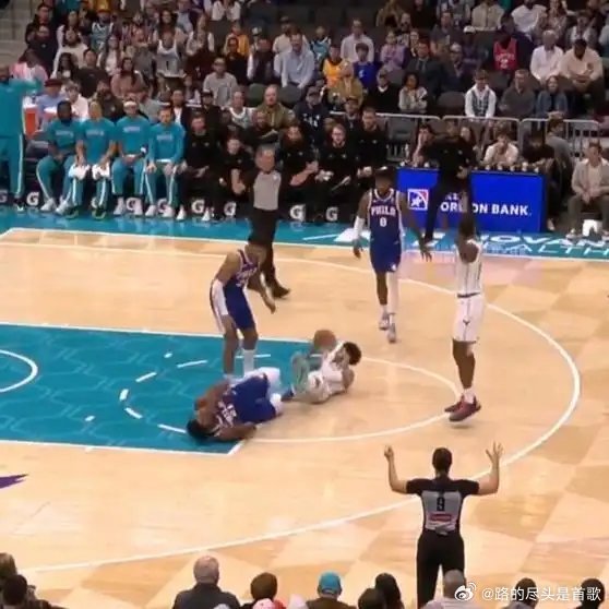 《太软了！一场比赛出擦地板集锦，恩比德堪称假摔第一人！》播放量：558作者：篮球
