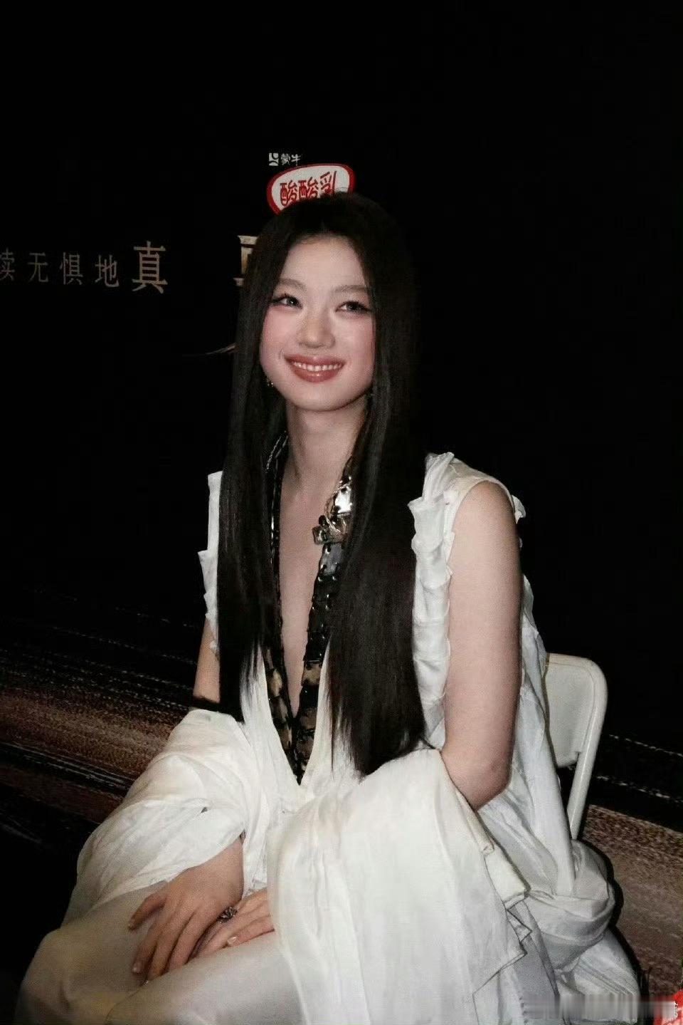 单依纯把额头露出来大大方方的单依纯很适合这种造型啊，把额头露出来大大方方的，好美