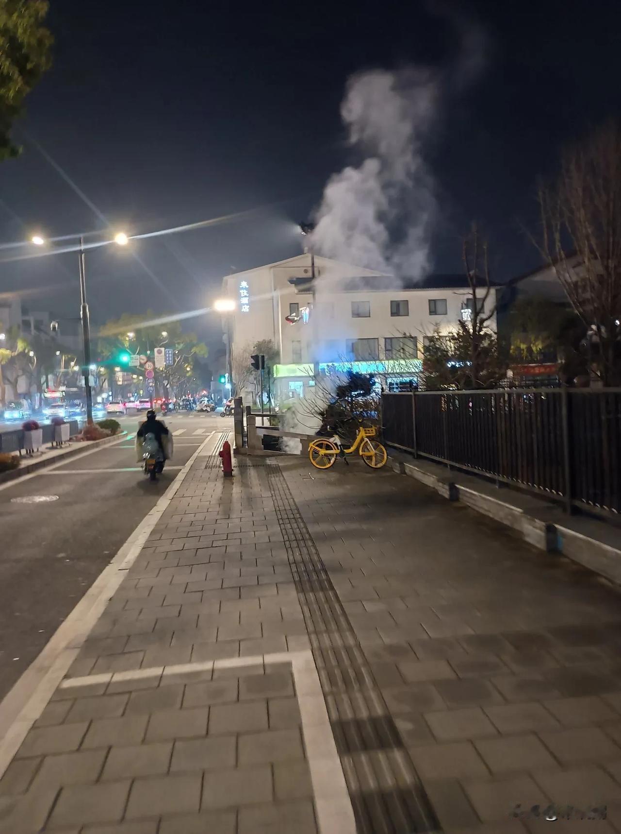 2026年的苏州，冬日阴冷潮湿，极端情况下室内温度竟与冰箱冷藏区无异。
苏州并非