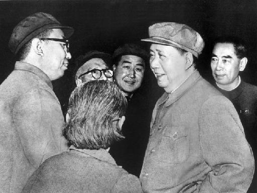 毛主席逝世前，任命华国锋为国务院总理，又任命华国锋为中共中央第一副主席，让华国锋
