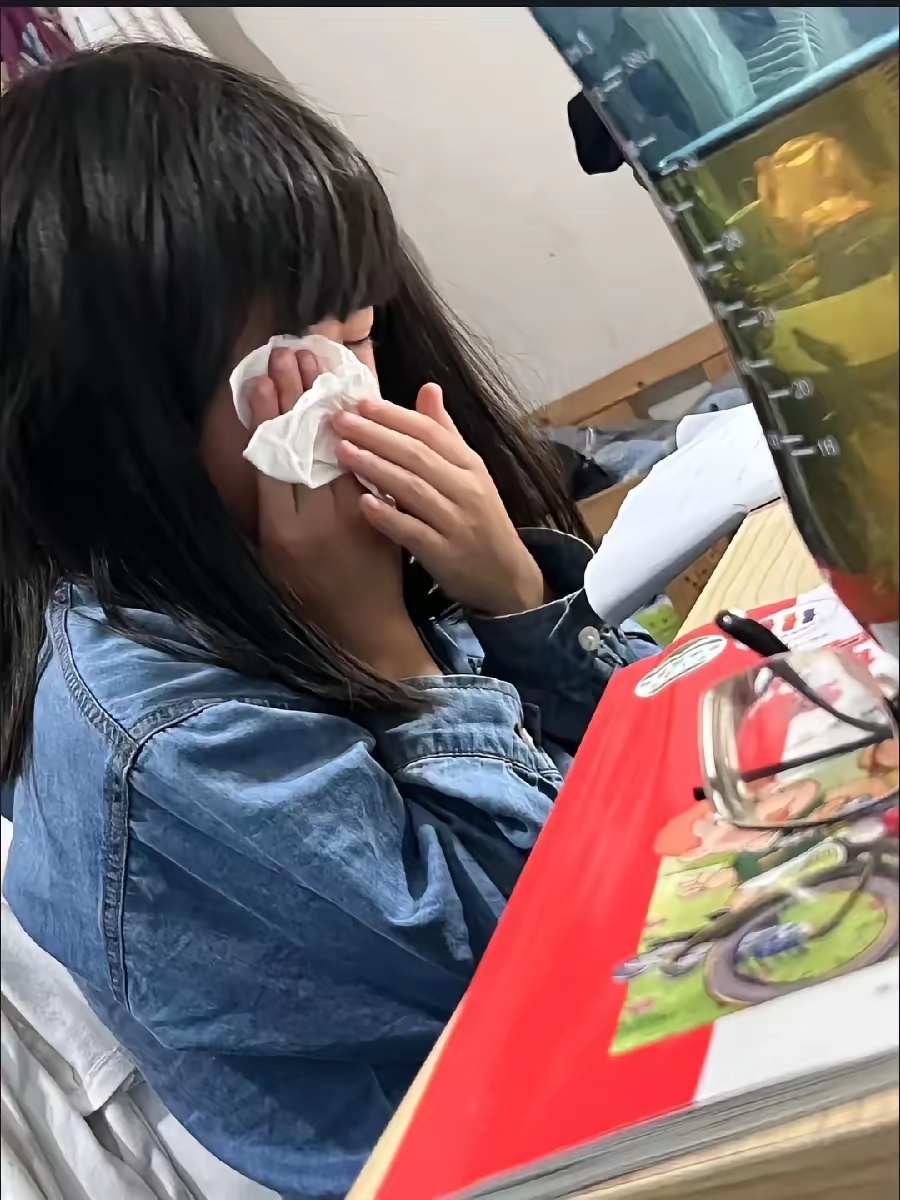 网友：谁要是再说智商遗传，看我不揍死他，我好歹大专毕业，她爸硕士毕业，这臭妮子英