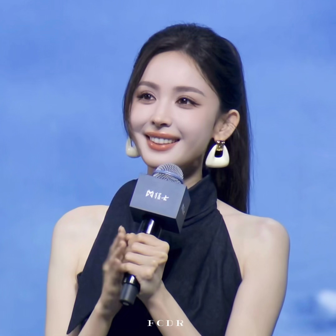 娜扎[超话] ｜娜扎猛士汽车品牌代言人 宝贝扎今天太可爱了！代言人完全捧场王来的