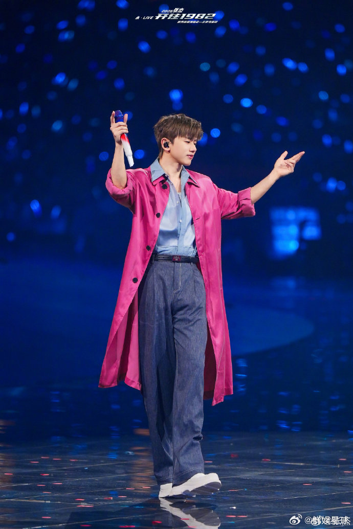 这下真坐上张杰的列车了 列车缓缓开动的时候，现场氛围感直接拉满，幸运歌迷也太让人