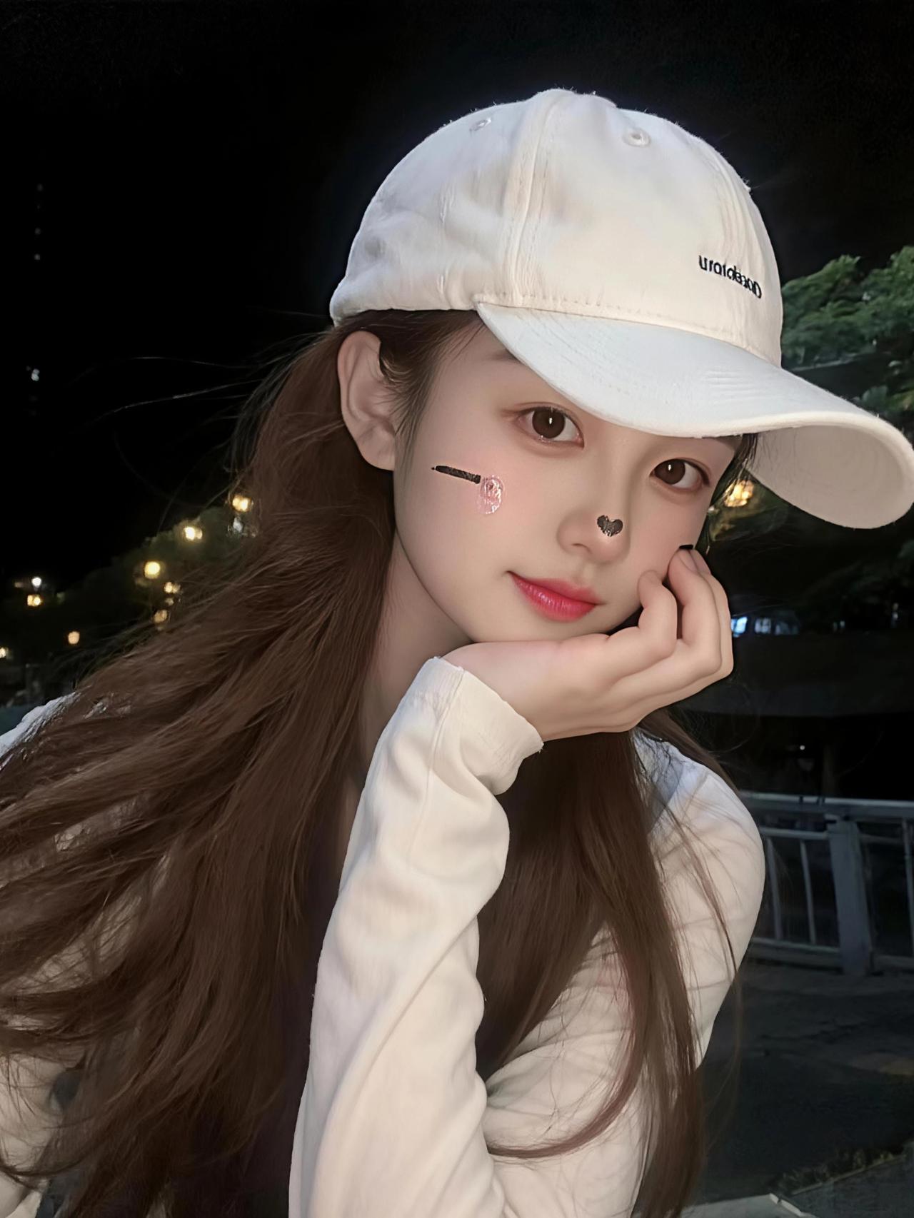 这姑娘戴着帽子，有点可爱。
