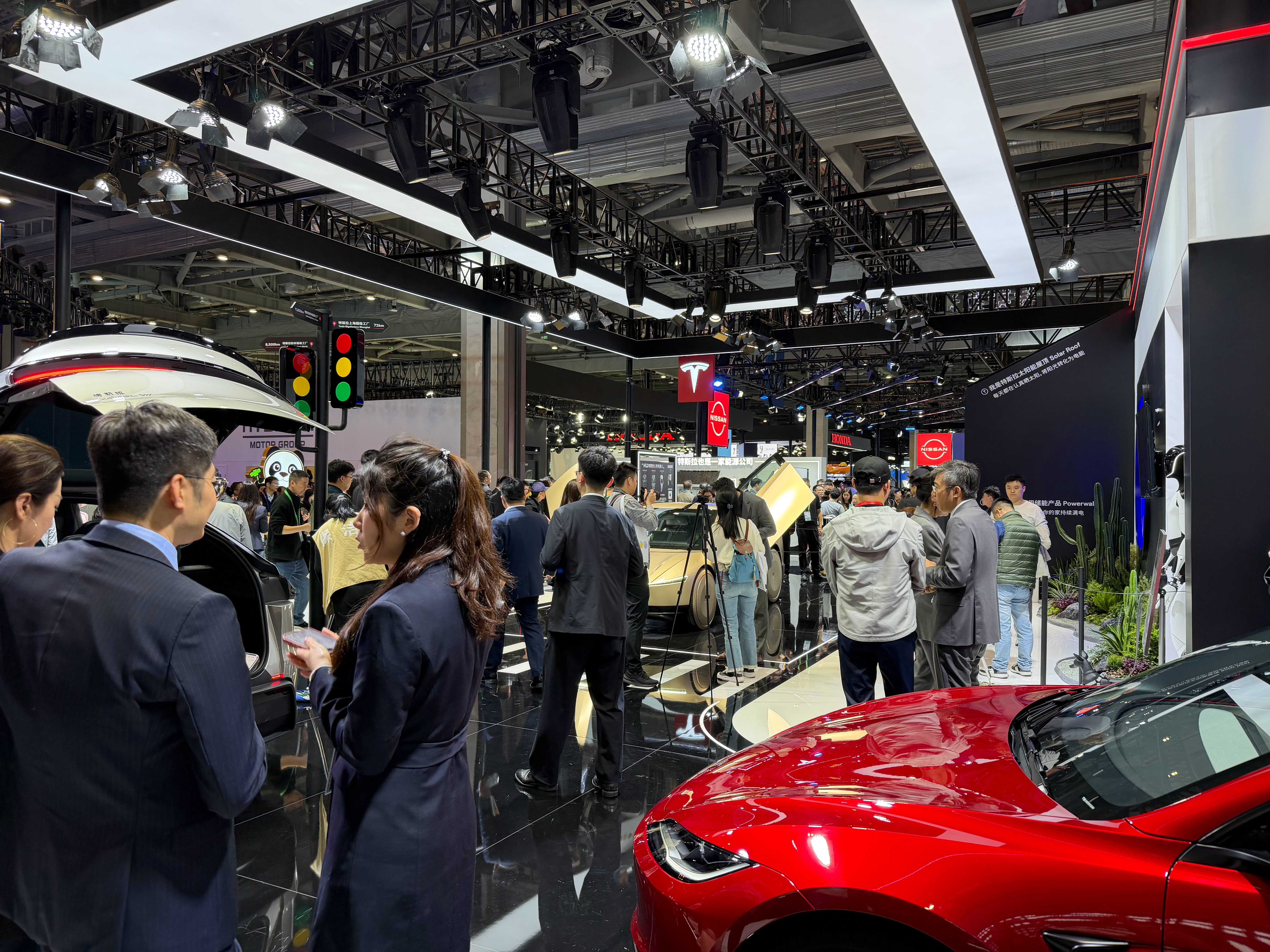 也得跟上时代，排队看一眼Cybercab[开学季] ​​​