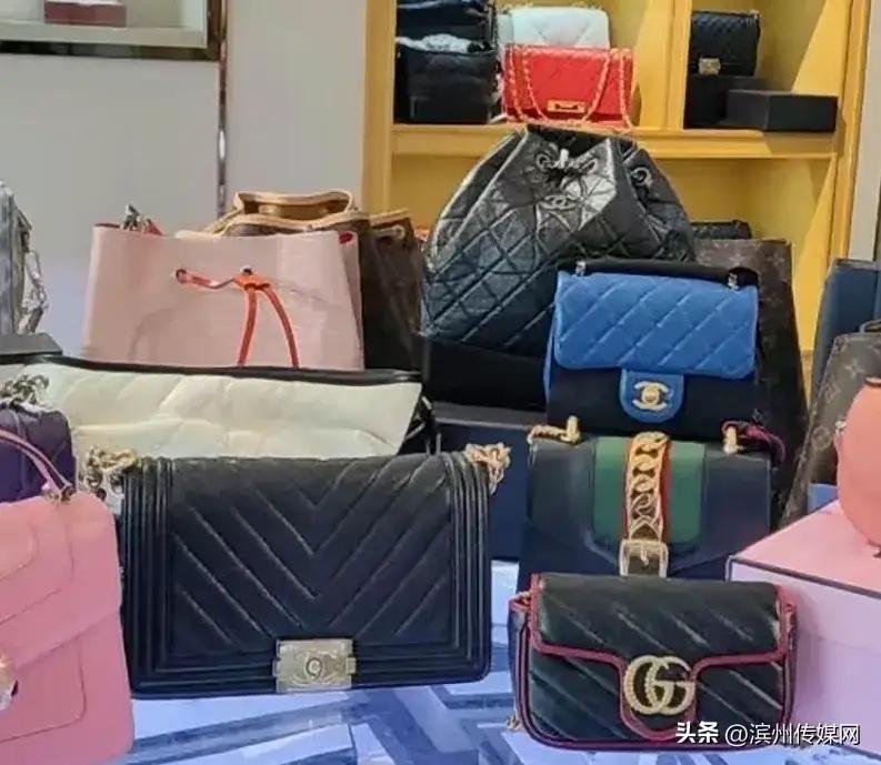 湖南长沙，女子发现自己总价值13万的名牌包包、手表在家中不翼而飞，就在女子准备报