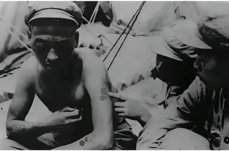 1952年，朝鲜巨济岛上，叛徒李大安把两名志愿军战士心脏剜出剁成肉馅包饺子，还把