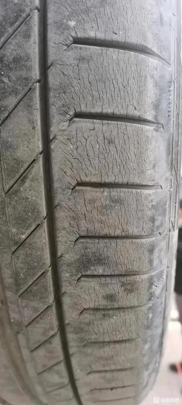 大家说说，如果是3~4年的轮胎，正面这样的裂纹，侧面没有，正常吗？在停车场看了好