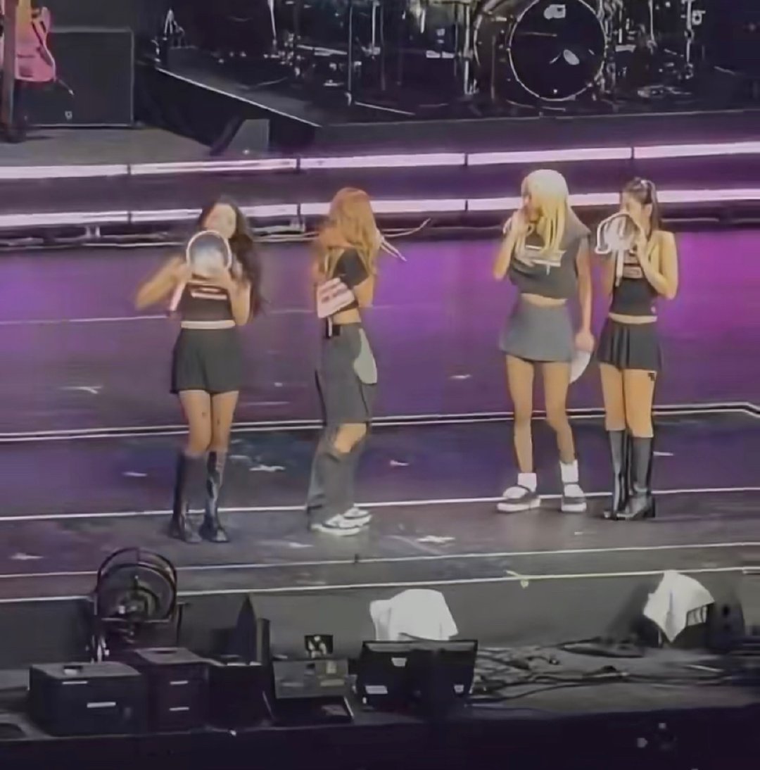 BLACKPINK还没退场升降台就下降了天呐；还好最后是安全的！BLACKPIN