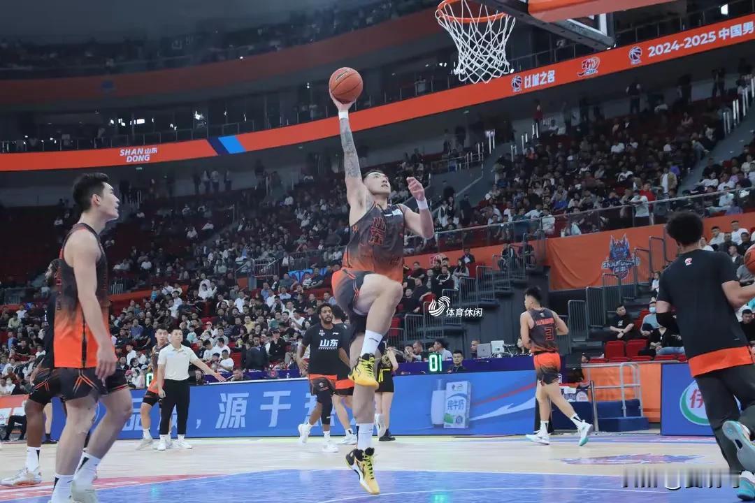CBA俱乐部杯烟台赛区，山东高速男篮对阵浙江稠州金租男篮。经过四节鏖战，山东高速