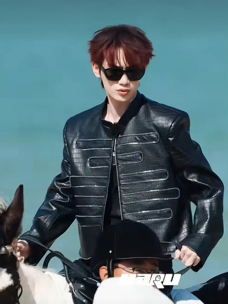 丁程鑫仰头这一下你好星期六你好星期六全员团建路透 丁程鑫控马技能点满，温柔摸毛的