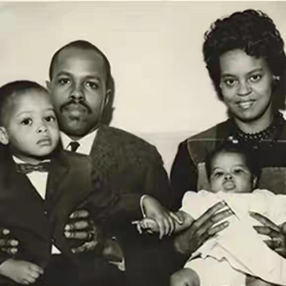 米歇尔长得蛮像她母亲的，她父亲是水管工，母亲是家庭主妇。他们一家四口人合影，只有