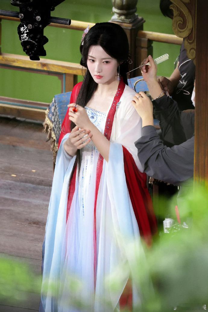 #卢昱晓入青云绝美哭戏路透# 卢昱晓入青云绝美哭戏路透，美人落泪我见犹怜，真的美