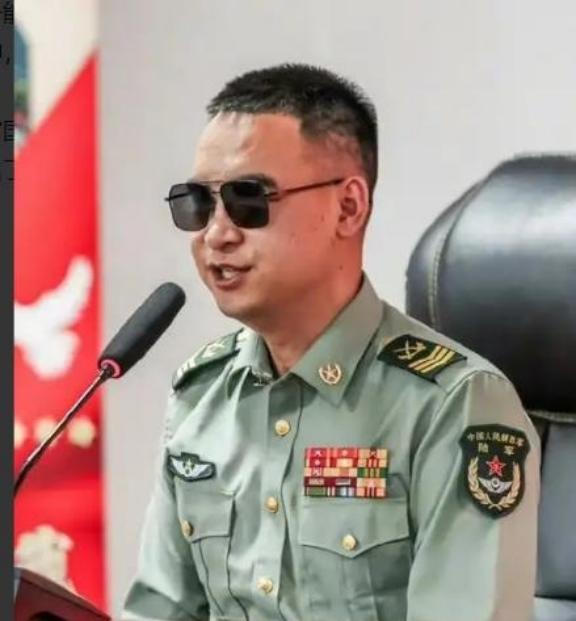 有人问，为什么杜富国失去双手双眼，还能留在部队？答案很简单：是部队需要他！你以为