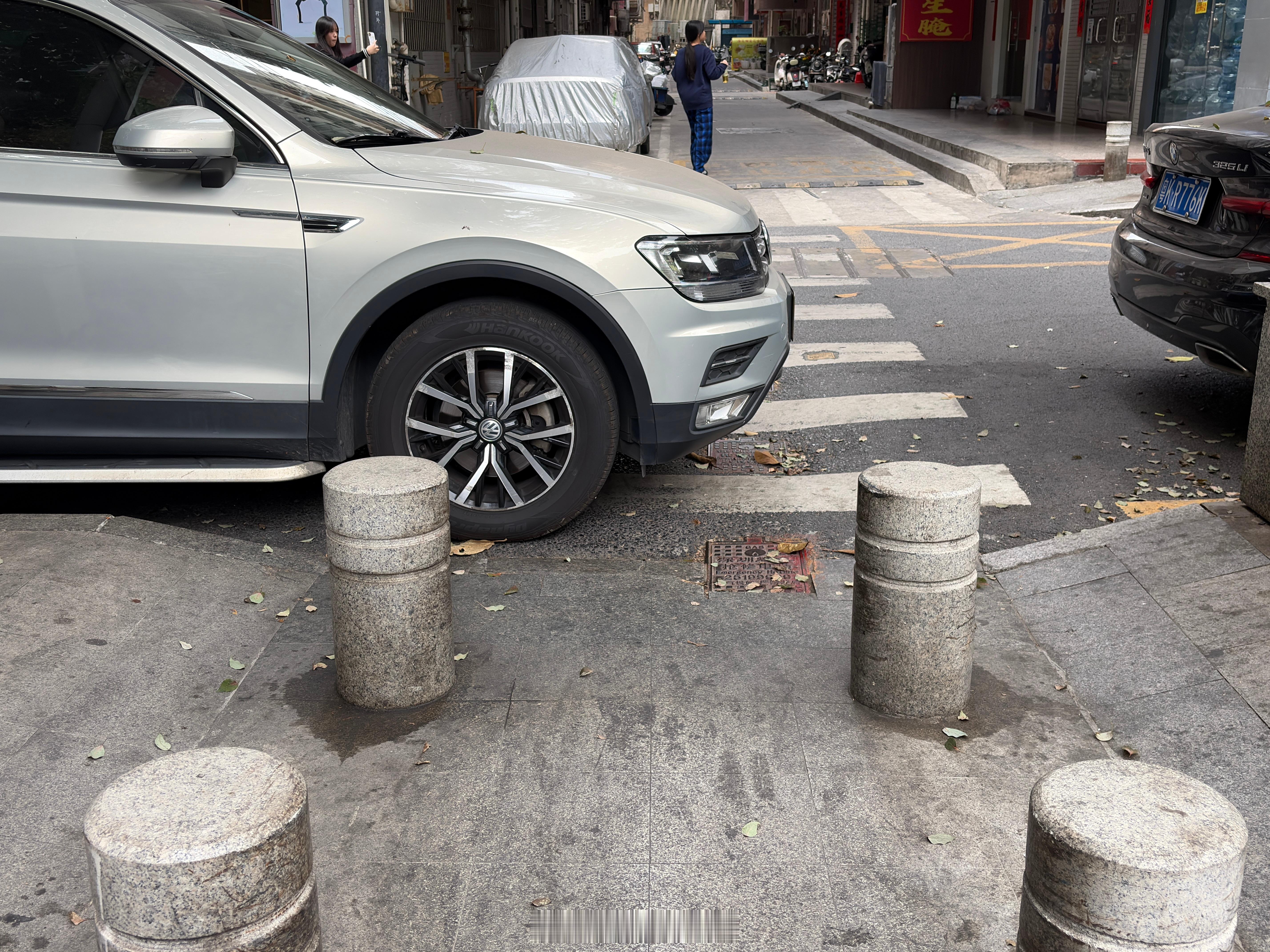 这样停车合理吗？挡住了路口，好几天了也没人管