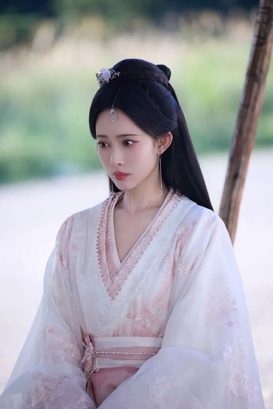 孟子义百花杀单扛一人驾驭双重人格，全程主导权谋主线，开播热度独自撑起全局。抛开综