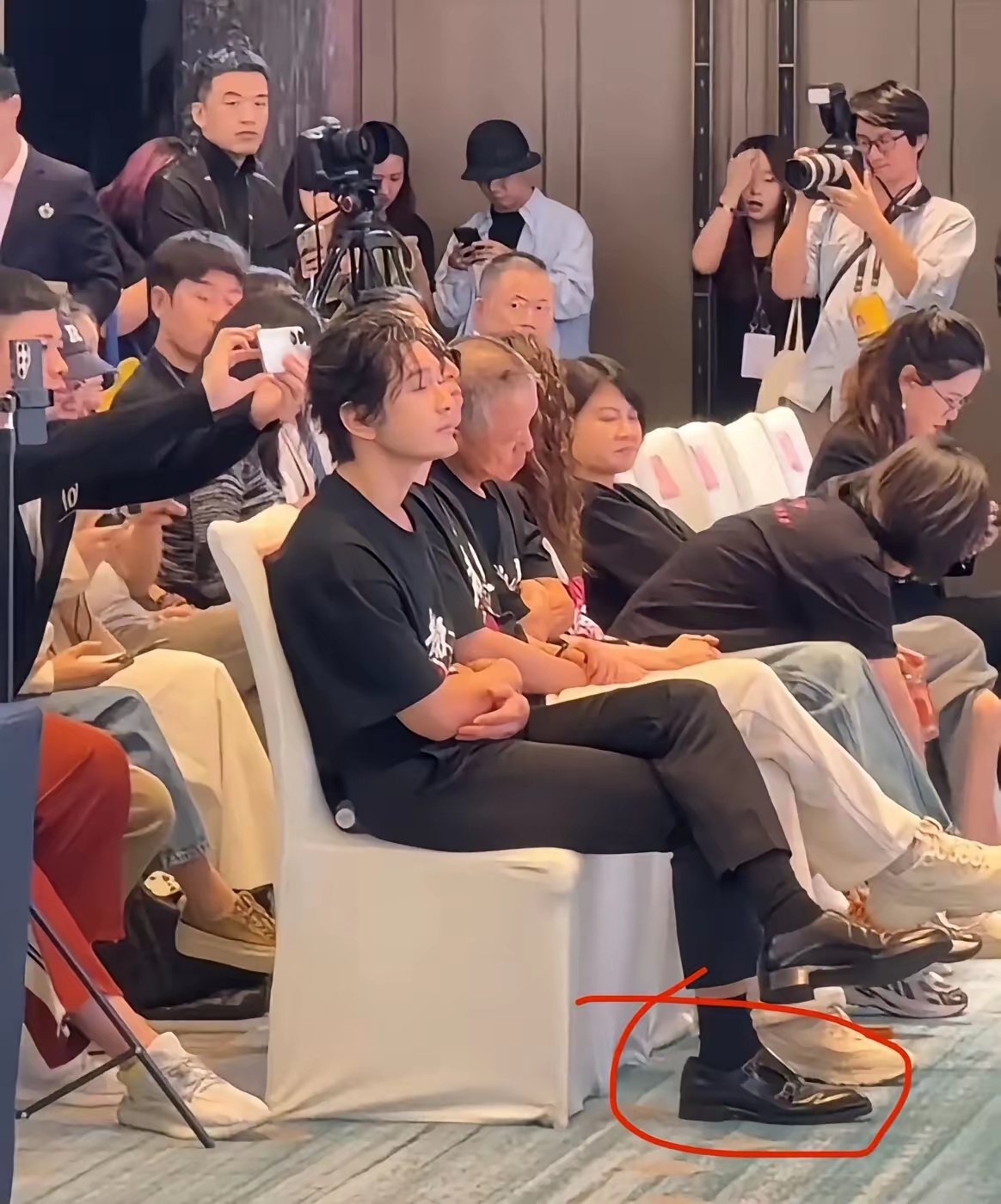 为啥不穿个合脚的鞋子？这样走起路来都不自然 