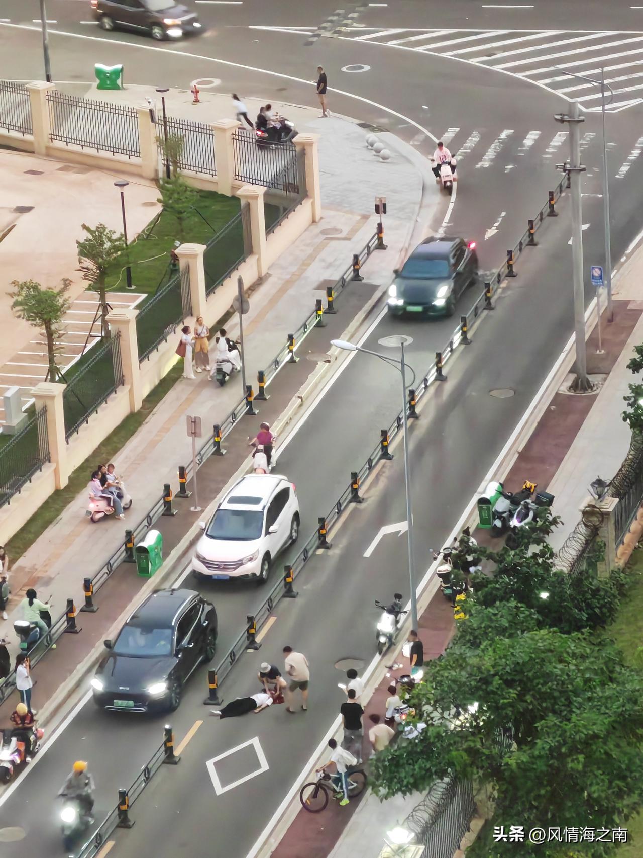 终于出事了。

刚刚丽文路发生一起电动车事故，一个骑电动车的不知何故摔倒在地，阻