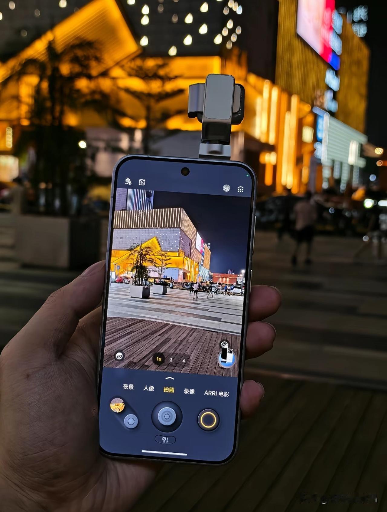 8月12日，荣耀在深圳搞出大动静，发布全球首款机器人手机Robot Phone。