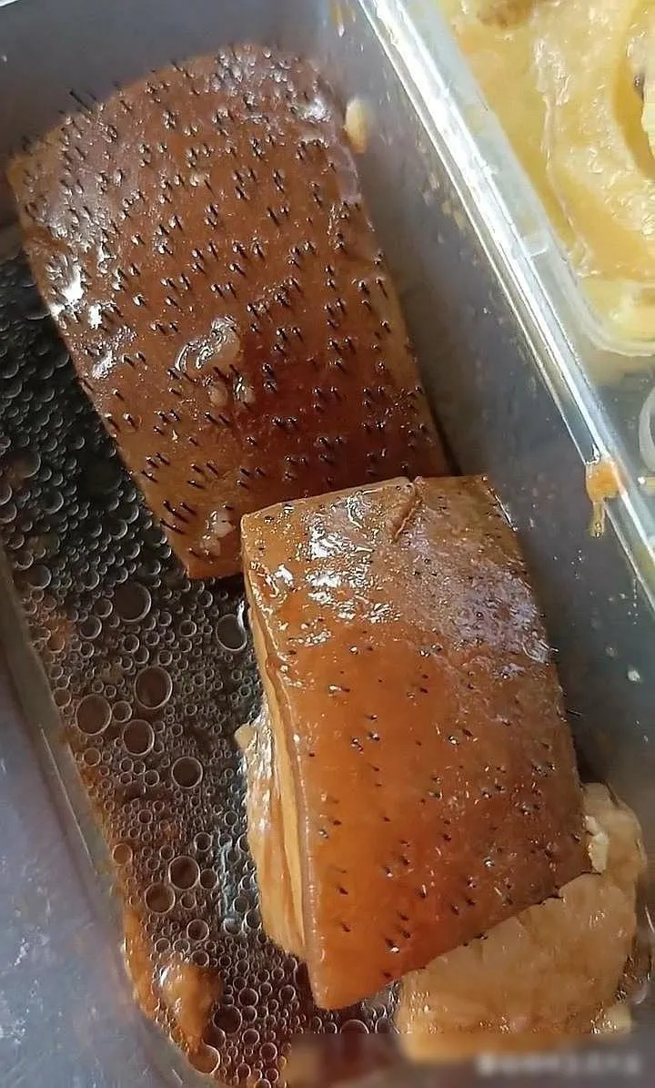 我们食堂的五花肉真的能吃吗？我觉得晒干了都能拿来当鞋刷 