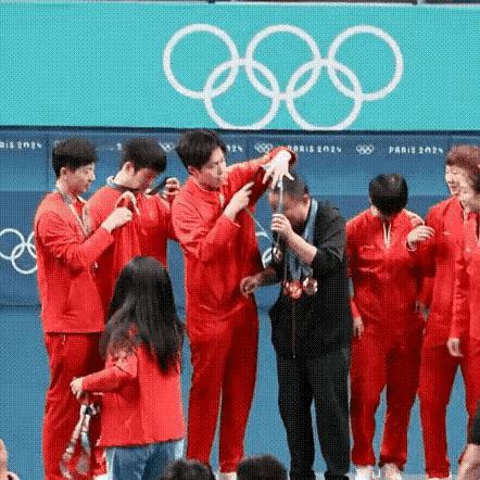 马龙咋把金牌收起来了？
是不是因为五连冠；
所以只戴五块！

大合照；
大家给刘