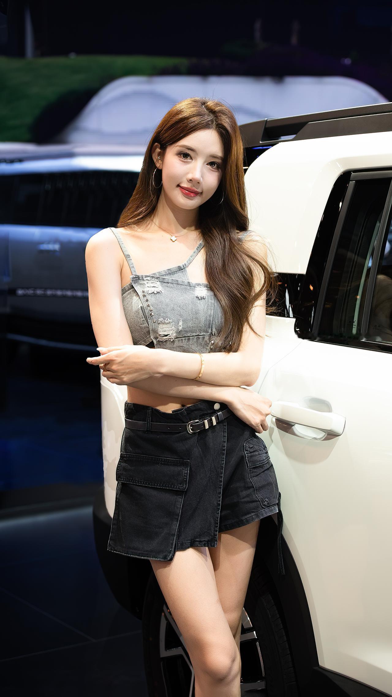 小蜜桃，成都车展。模特小蜜桃 车模美女 车展现场 甜系车展照