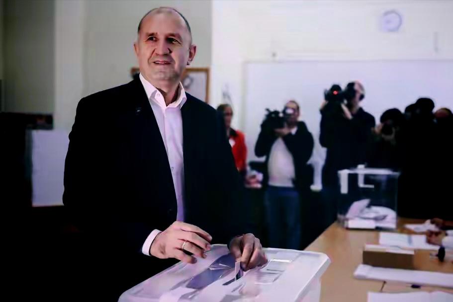 保加利亚这场大选，终于尘埃落定了。

前总统拉德夫稳稳拿下总理宝座，他带的“进步