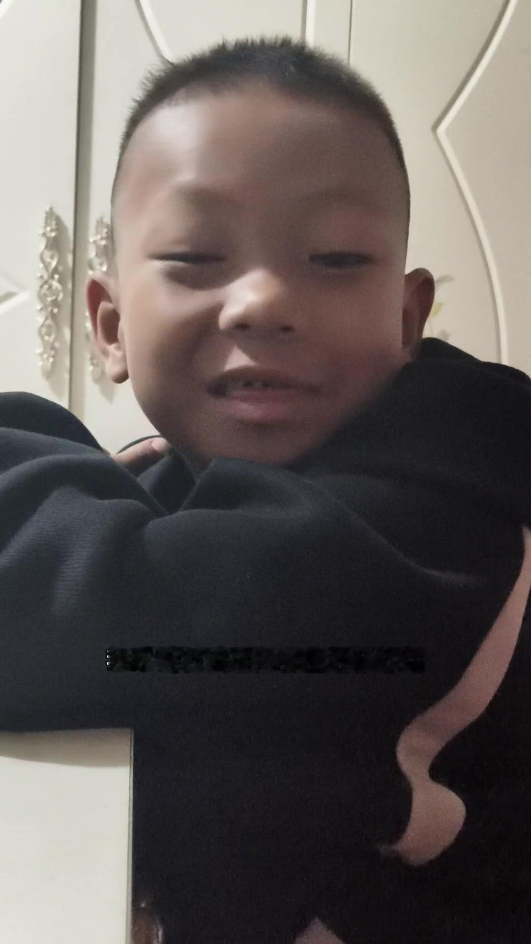我怀疑我妈在我身上装了监控！上次偷偷玩手机5分钟，电话就来了：“别玩了，写作业去
