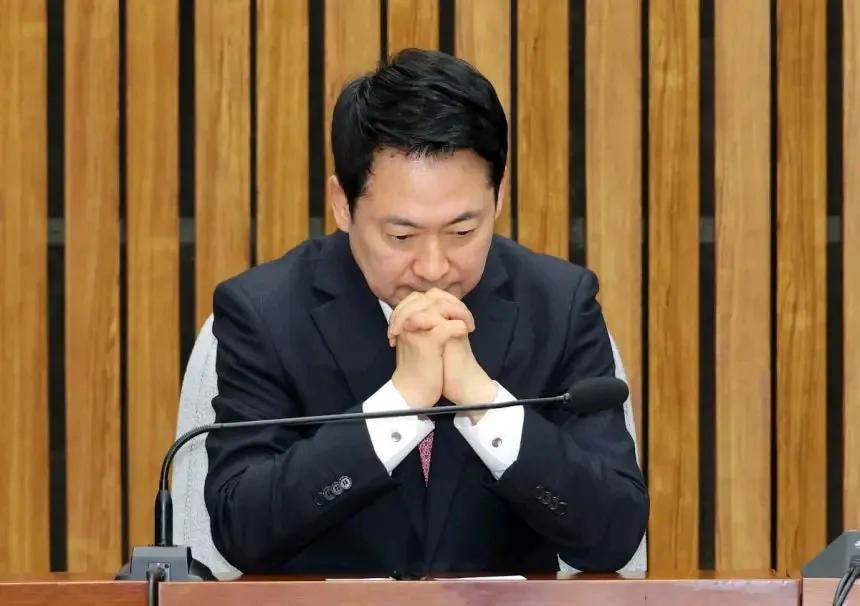 国民力量党在党首张东赫的带领下，支持率已经完全被共同民主党断崖式超越，仅有18%