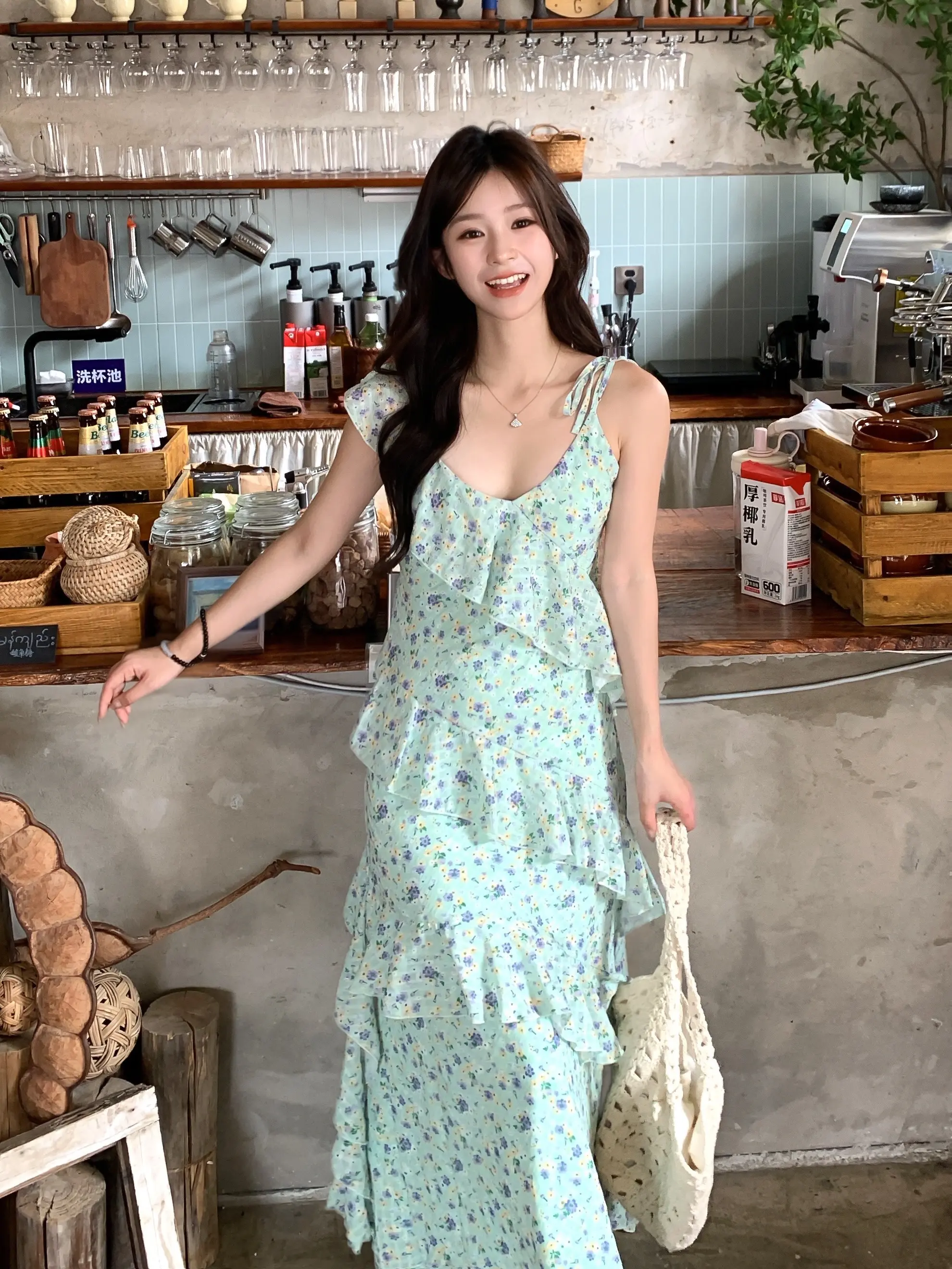 风吹过故乡绿叶黄花。