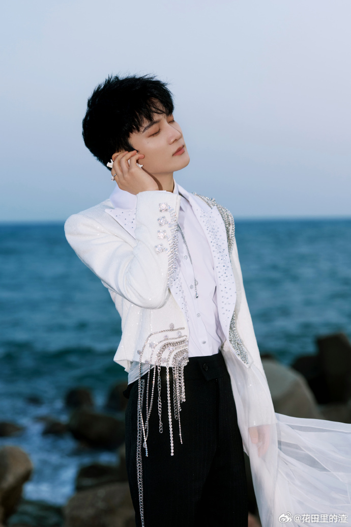 周深物料这么活人感的吗 真的被周深物料里那股子鲜活劲儿戳中了！录制间隙他蹲在地上