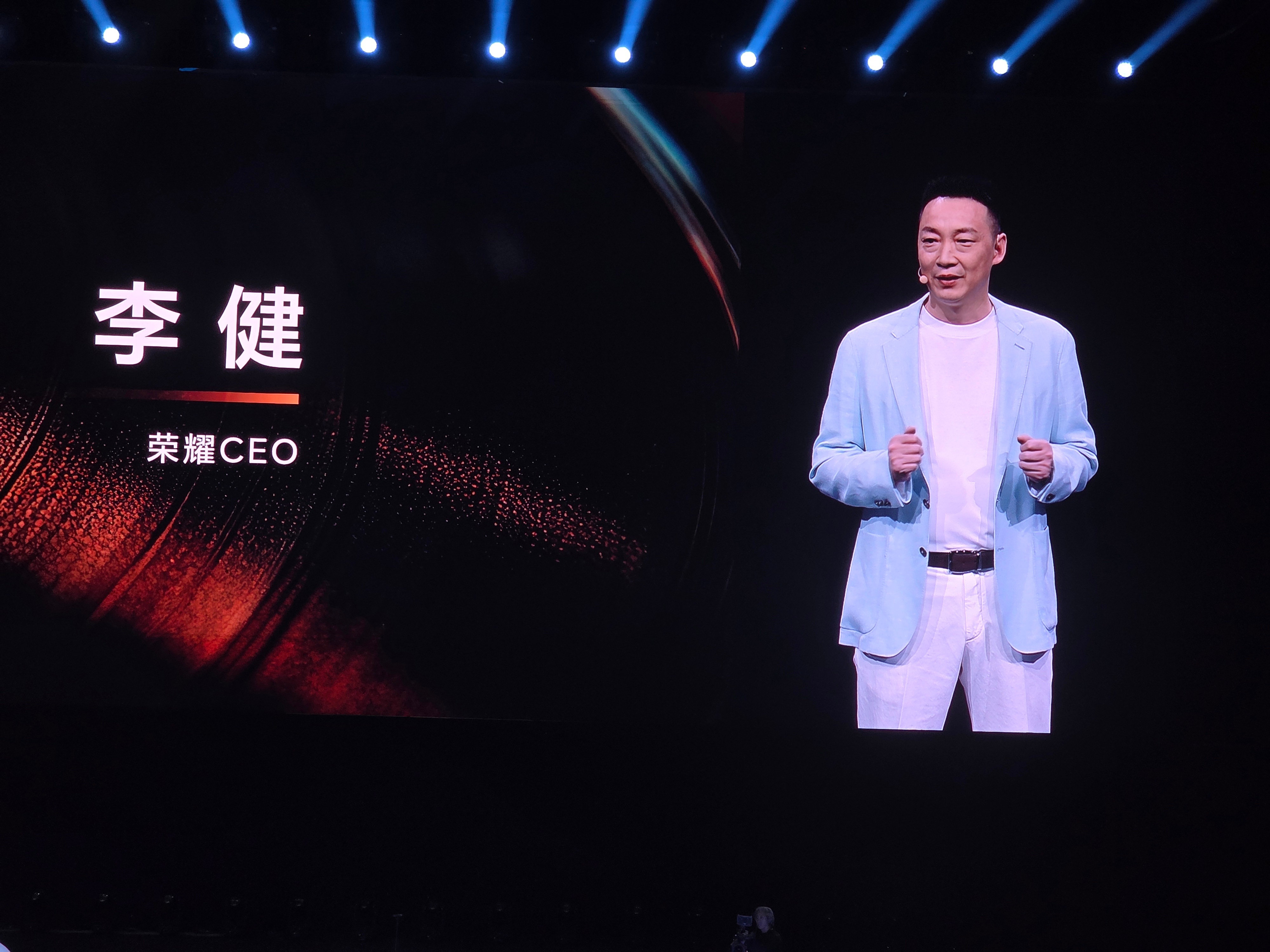 荣耀ceo李建国内首次亮相，开场就点明了这次发布会的主题——真实就是力量。其实我