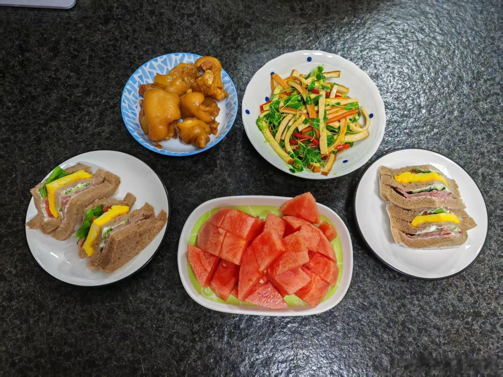 昨天晚饭吃撑了，凌晨4点钟突然胃食管反酸。我正做梦和江哥野外探险回来，江哥口渴，