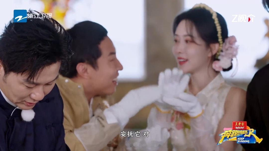 孟子义这波抓鳗鱼，把“反差感”玩到了极致。开始还装温柔，真上手了直接面无表情开干