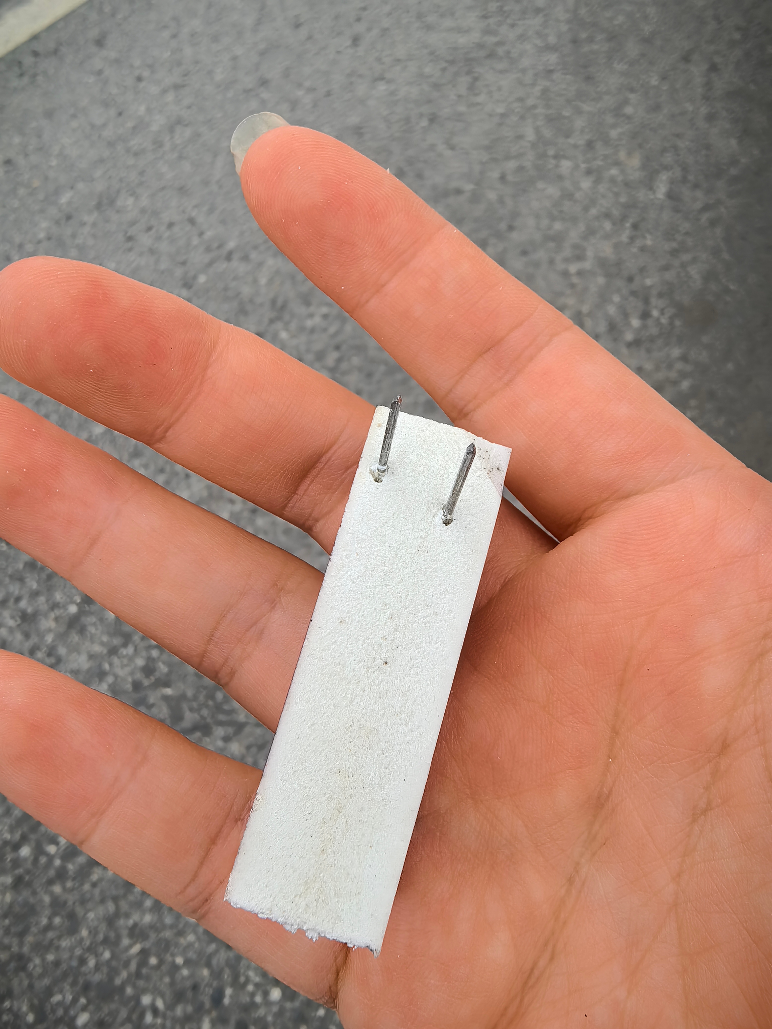 人在汉中市，路上居然碰到有人恶意放钉子，把我的大黑糖的车胎扎爆了一个，这条路往返
