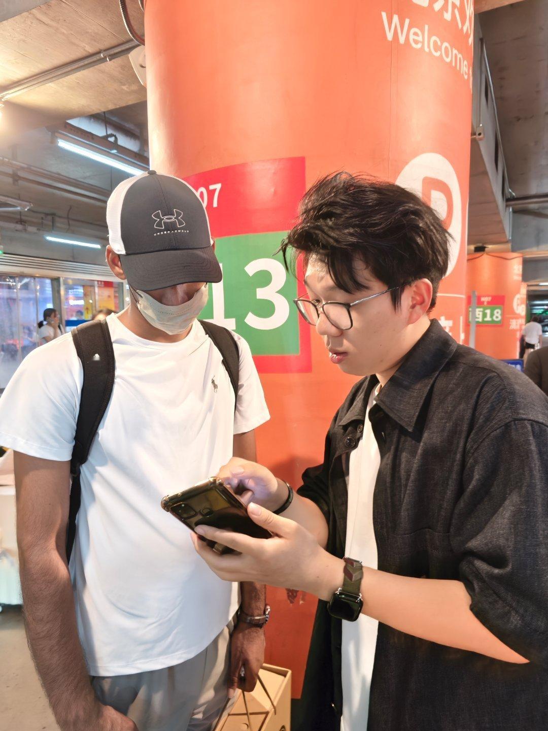 估计小老外看我挺黑以为老家人呢，上来就问我会英语吗........让我们帮忙打网