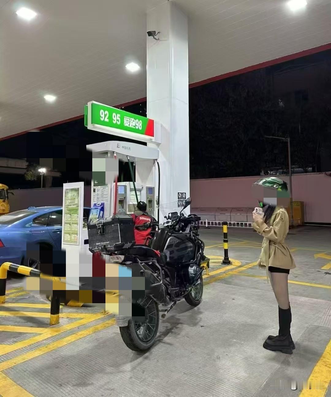 路边的野花你不要采，有毒，这话真有道理！一男子加油站偶遇一机车女子，一夜风流后，
