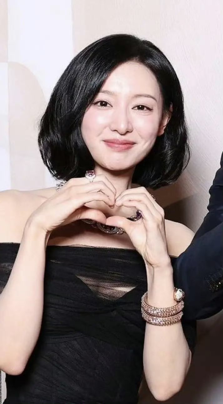 金智媛怎么瘦脱相了，表情看着也是特别的奇怪 