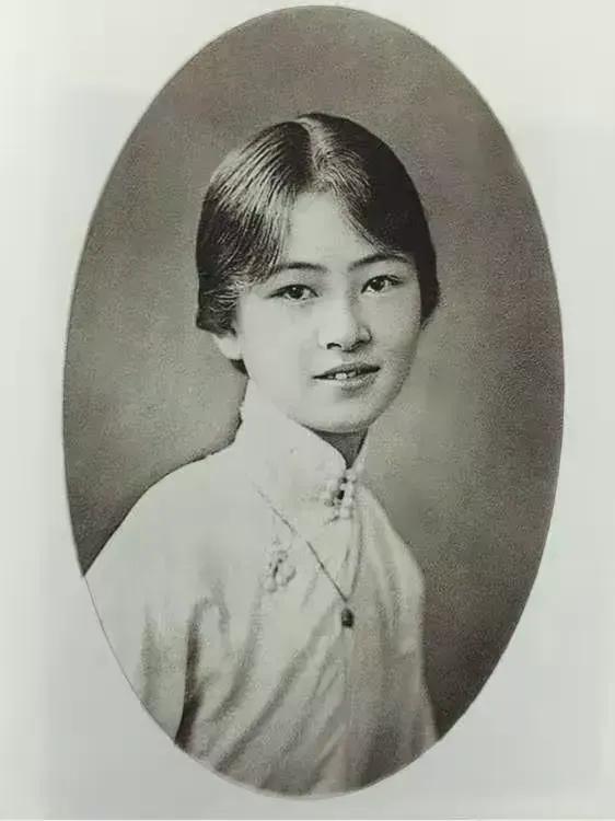 原来她们都分别扮演过林徽因！

一代才女林徽因容貌美丽，才华横溢，与阮玲玉，陆小