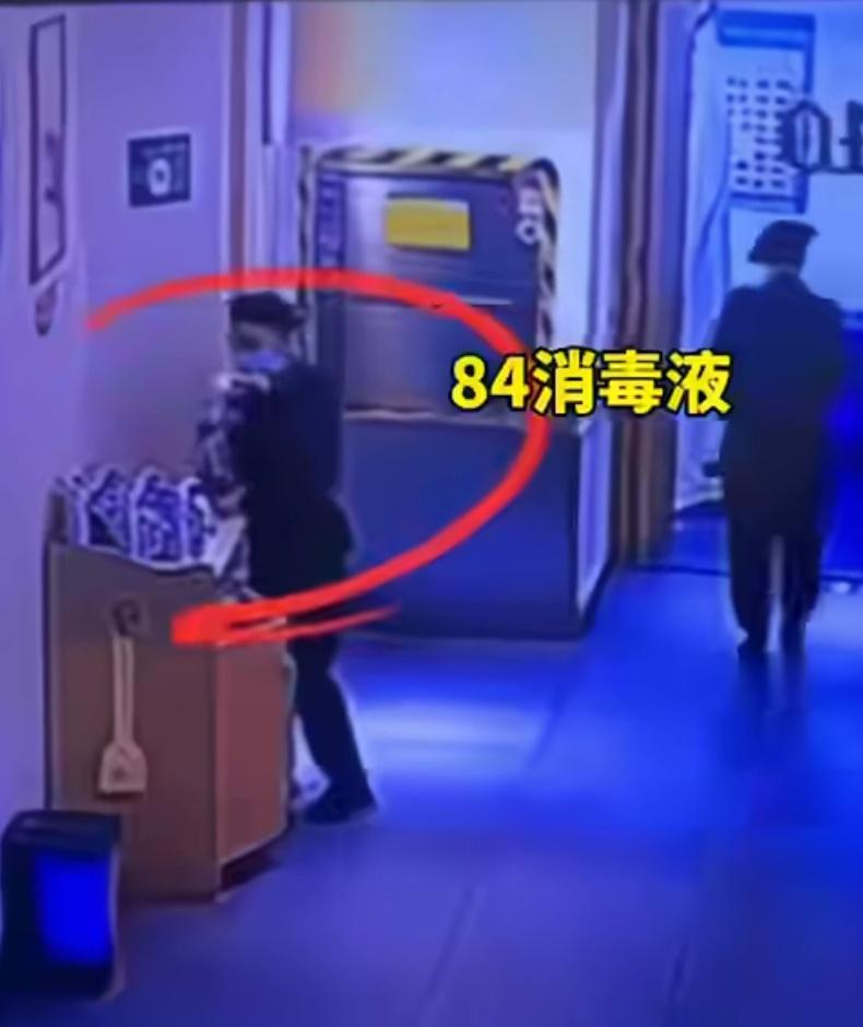 河南一餐馆用84消毒液洗茶壶，致一顾客喝水后食道腐蚀。受害者顾先生称，自己在郑州